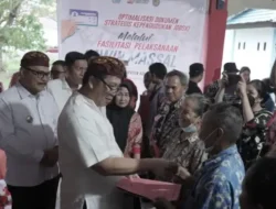 Pj Bupati Limi dampingi Wakil Gubernur Sulut Serahkan Akta Nikah bagi 100 Pasutri di Bolmong