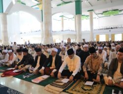 Asripan Nani Sholat Idul Adha di Masjid Agung Baitul Makmur