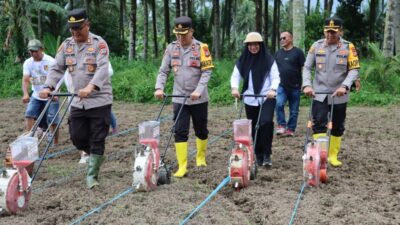 Dukung Program Ketahanan Pangan, Kapolres Kotamobagu Ajak Warga Tanam Jagung