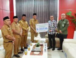 Bupati Iskandar Terima Penghargaan Paritrana Award dan Piagam dari BPJS Ketenagakerjaan