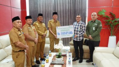 Bupati Iskandar Terima Penghargaan Paritrana Award dan Piagam dari BPJS Ketenagakerjaan
