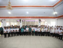 Ny. Rindah Gaib Mokoginta Serahkan Bantuan Susu dan Vitamin pada Sosialisasi Stunting Kotamobagu