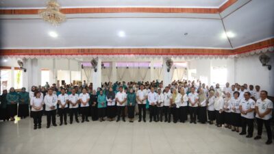 Ny. Rindah Gaib Mokoginta Serahkan Bantuan Susu dan Vitamin pada Sosialisasi Stunting Kotamobagu