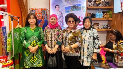 TP PKK dan Dekranasda Bolmong Percantik Stand Sulut di Hari Kedua Pameran Nasional Dekranas